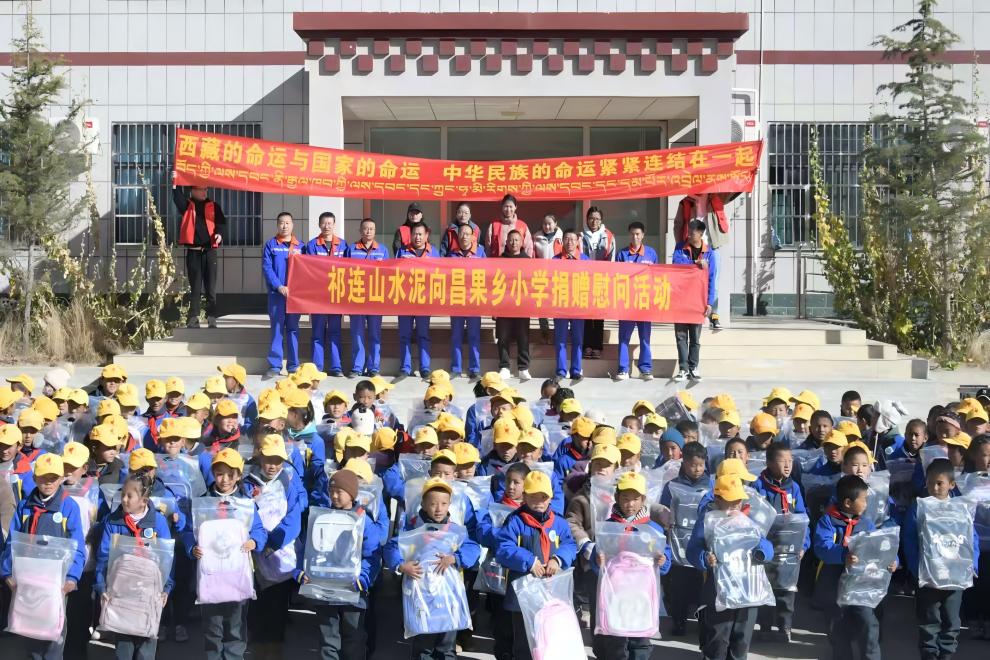 1759993318808299.jpg 慰問小學(1).jpg